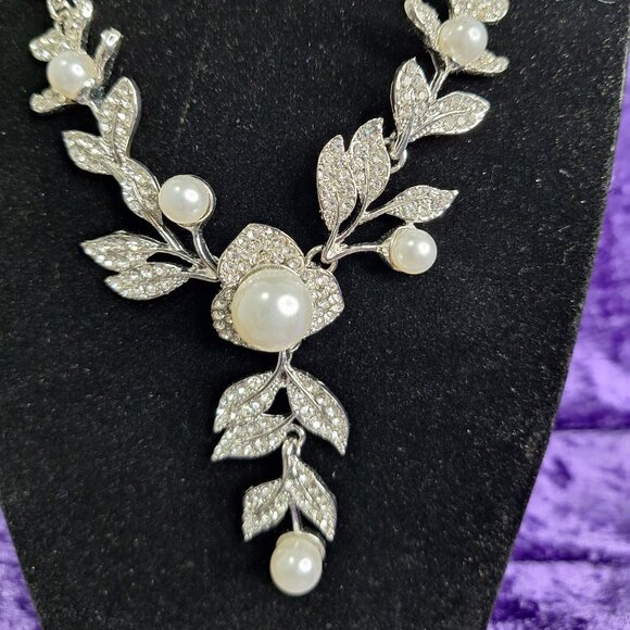 “Island Grace” Pearl & Leaf Necklace Set – Silver Tone with Rhinestones 📝 Descr - Picture 1 of 4